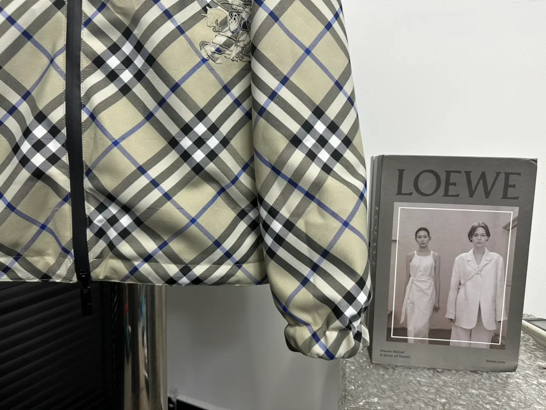 【Burberry】BBR 、 、 、 ， Breathable 、 ； Wear-Resistant . 。 、 ， ， 、 。 、 ， ： ， Classic ， ➕ ， “ ” ， ， 。 Size：S M L XL